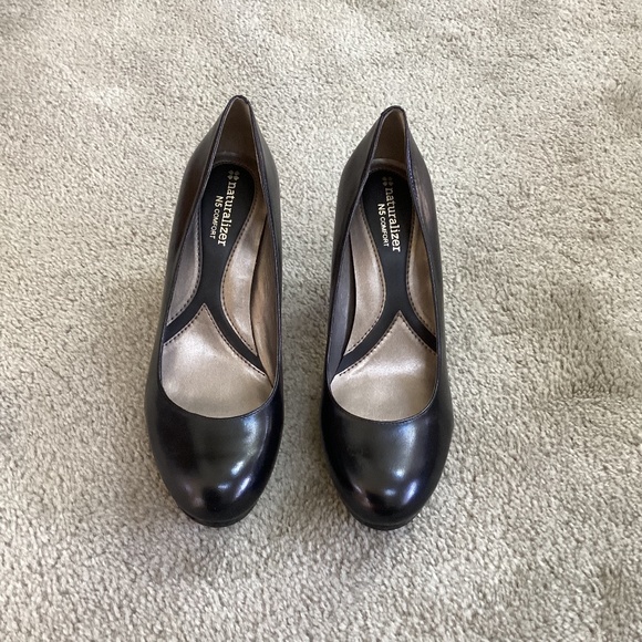 Naturalizer Round Toe Black Leather Pumps - Picture 3 of 3